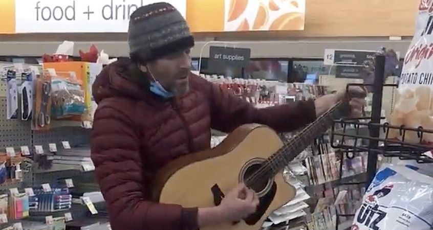 Guarda Evan Dando suonare “Confetti” al Walgreens di Cape Cod