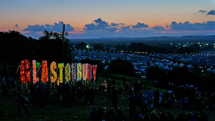 Damon Albarn, Coldplay, IDLES e molti altri suoneranno in streaming per Glastonbury 2021 Livestream