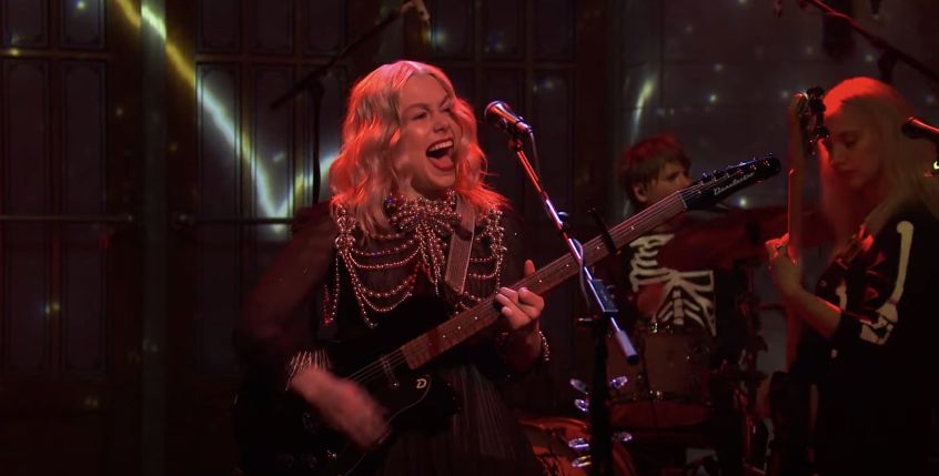 All’asta la chitarra che Phoebe Bridgers fracassò durante la sua esibizione al Saturday Night Live