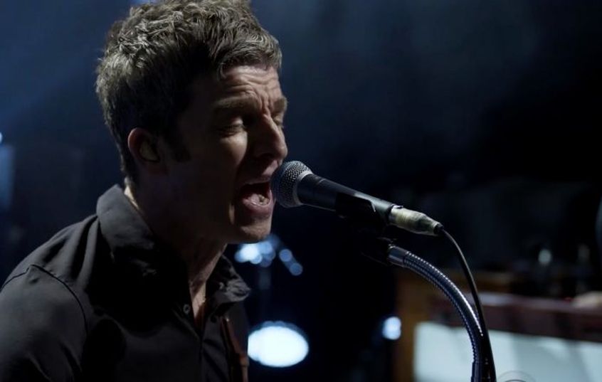 Noel Gallagher si fa un giro a CBS This Morning per eseguire un pugno di brani live (tra cui “Don’t Look Back In Anger”)