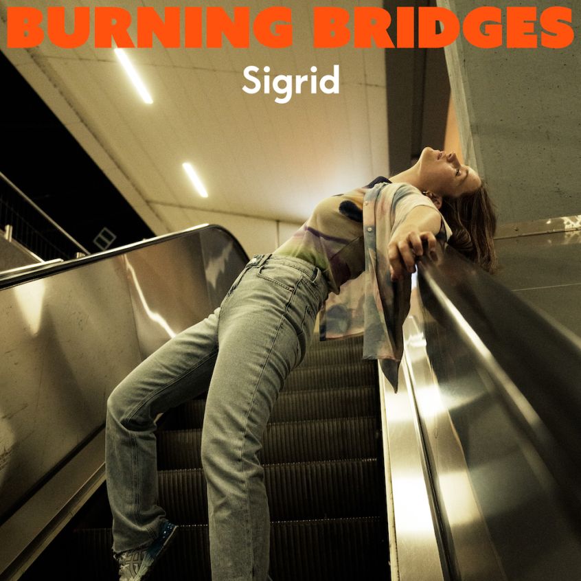 Si chiama “Burning Bridges” la nuova canzone di Sigrid. Annunciata una data italiana a giugno 2022