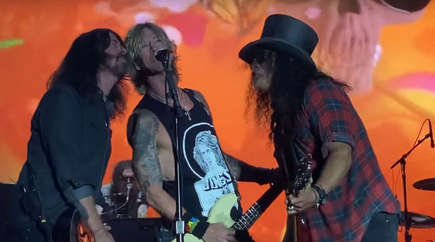 Dave Grohl suona “Paradise City” con i Guns N’ Roses ma gli staccano la spina a meta’ canzone