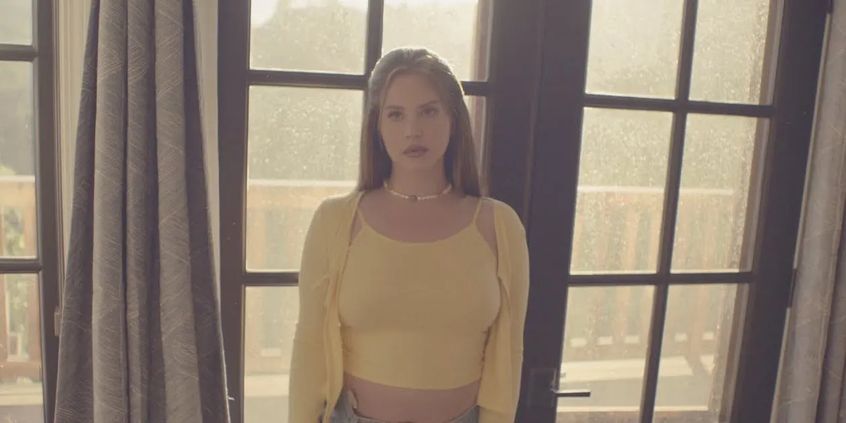 Lana Del Rey svela i dettagli del nuovo disco “Blue Banisters”. Guarda il video di un quarto estratto.