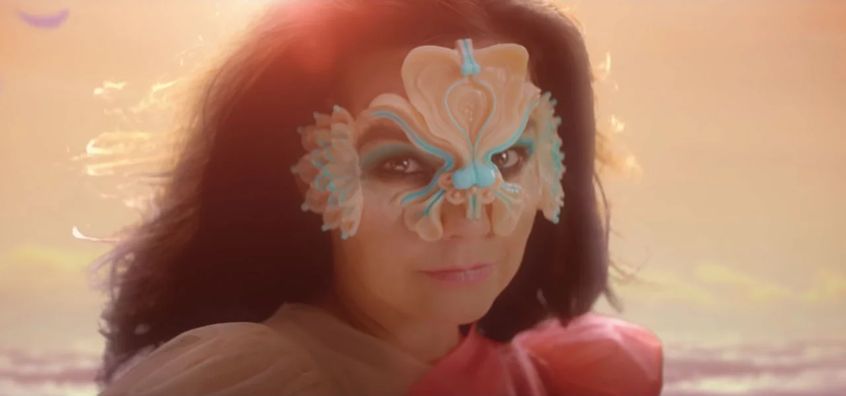 Björk sul suo nuovo album ispirato dalla pandemia: “…e’ dedicato alle persone che stanno facendo clubbing nel proprio soggiorno”