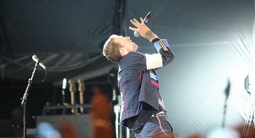 Coldplay: Cris Martin e soci, a Seattle, eseguono “Nothingman” dei Pearl Jam