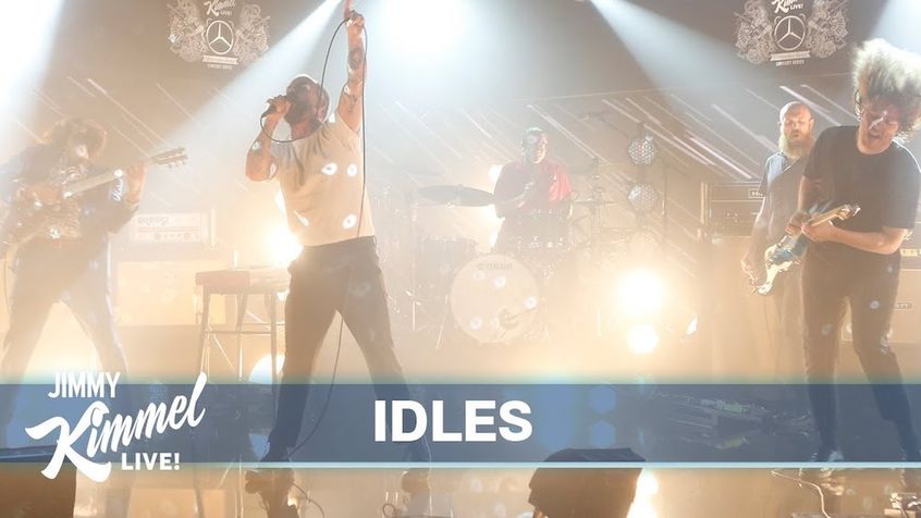 Guarda gli IDLES fare il loro debutto televisivo in America suonando “The Beachland Ballroom” da Jimmy Kimmel