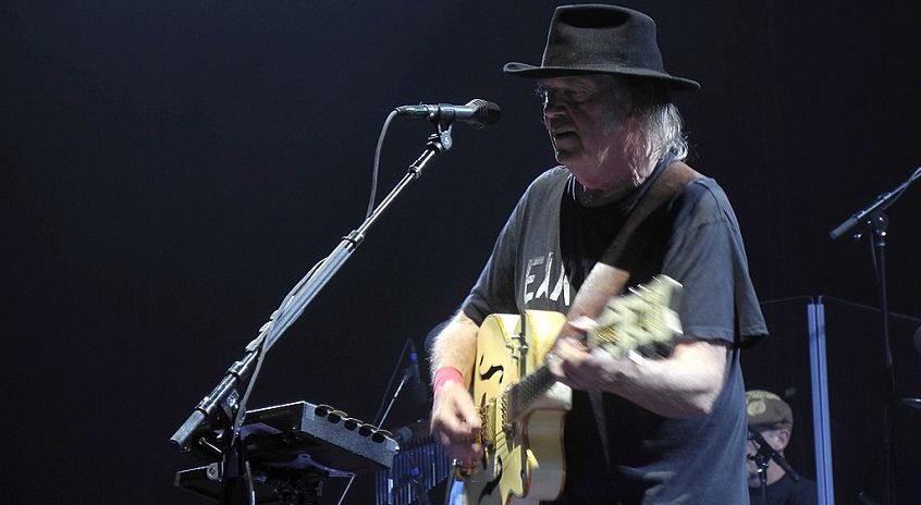 Neil Young fa un regalo di Natale ai fan e condivide “Summer Songs”, album inedito del 1987