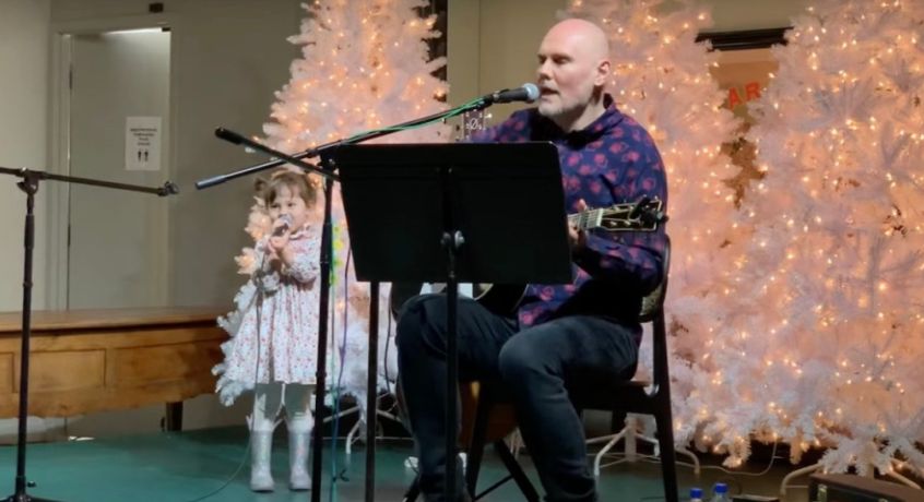 Guarda Billy Corgan dedicare alcuni brani al padre scomparso recentemente in un breve set acustico