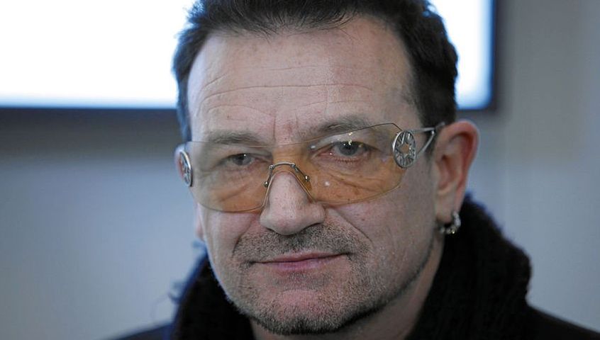 Bono esegue il classico degli U2 “Running To Stand Still” nella consueta serata a favore dei senzatetto di Dublino