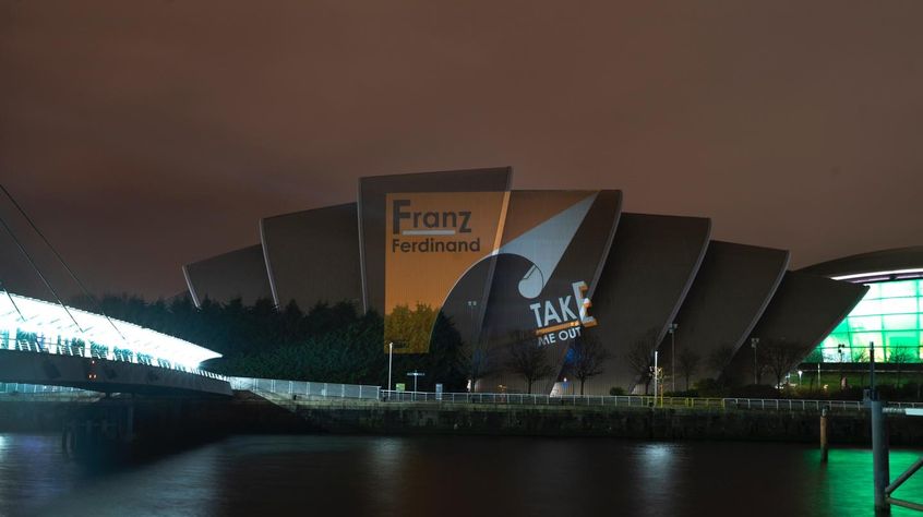 I Franz Ferdinand addobbano Glasgow con la copertina di “Take Me Out” per celebrare i 18 anni del singolo