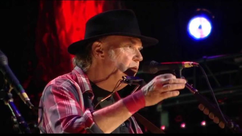 Neil Young chiede di togliere tutta la sua musica da Spotify: “Diffondono notizie false sui vaccini”