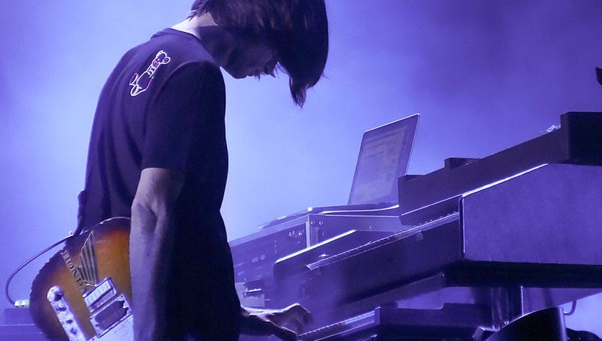 Jonny Greenwood sugli esordi con i Radiohead: “Per mesi ho suonato una tastiera spenta”