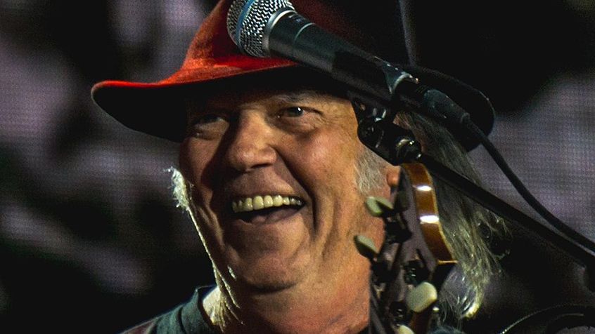 Neil Young ai dipendenti di Spotify: “Uscite da quel posto prima che vi divori l’anima”