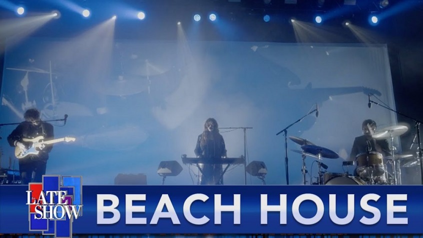 Guarda i Beach House suonare “Superstar” da Stephen Colbert