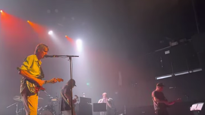 Guarda i Pavement suonare “Gold Soundz” nel primo concerto in quasi 12 anni
