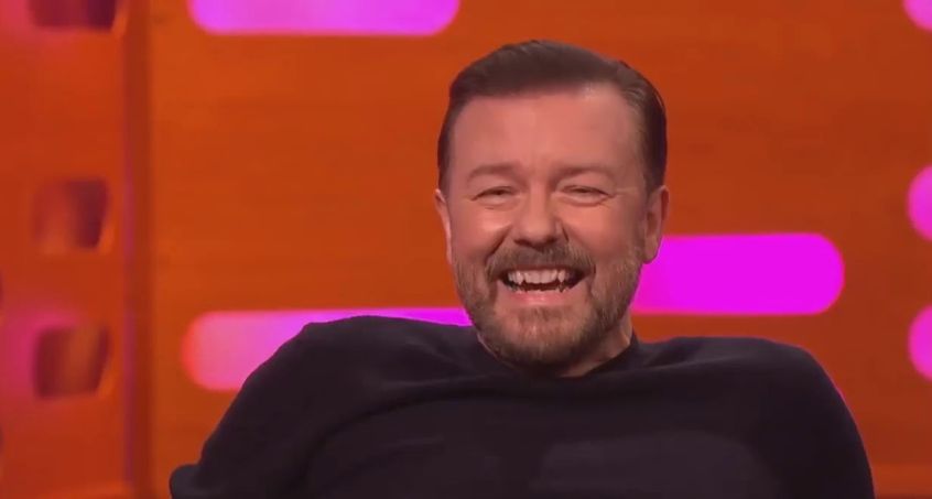 Ricky Gervais torna con lo spettacolo “SuperNature” e si scatenano le polemiche per le battute sulle donne trans