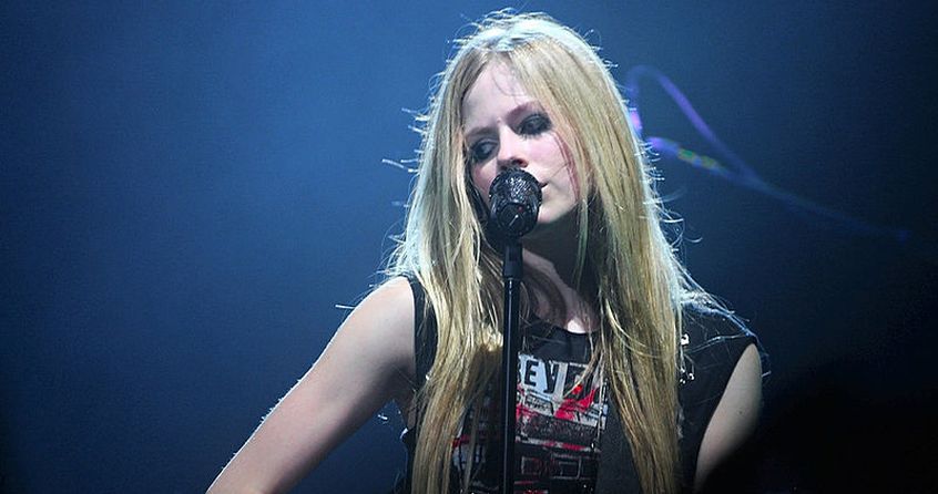 Avril Lavigne fa una cover alt-rock del classico di Adele “Hello”