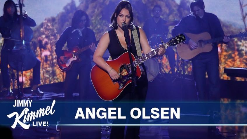 Angel Olsen si fa un giro da Kimmel per suonare “Big Time”