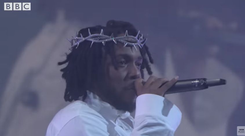 Guarda Kendrick Lamar a Glastonbury suonare “N95”, “Savior” e chiudere il set criticando l’abolizione USA del diritto all’aborto