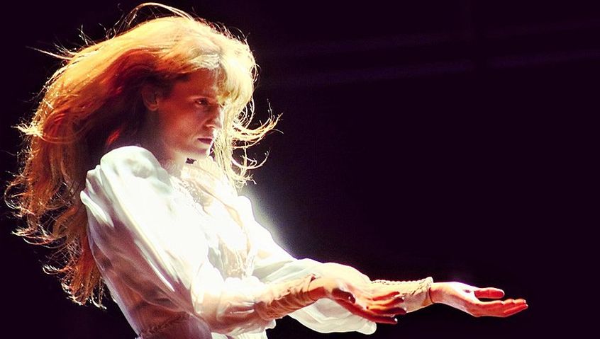 Guarda, al Mad Cool di Madrid, Florence + The Machine eseguire “Never Let Me Go” e “Dog Days Are Over”