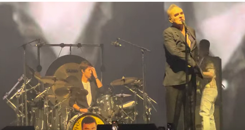 Guarda Morrissey suonare per la prima volta una nuova canzone sulla strage della Manchester Arena