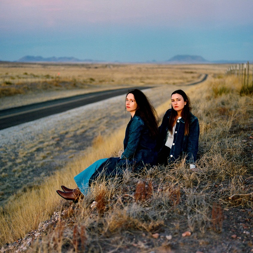 Katie Crutchfield (Waxahatchee) e Jess Williamson annunciano il progetto Plains e l’album “I Walked With You A Ways”