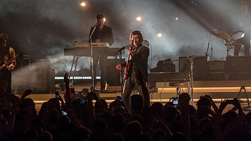 Primo concerto, dopo 3 anni, per gli Arctic Monkeys a Istanbul, in Turchia. Nella setlist anche “Potion Approaching”