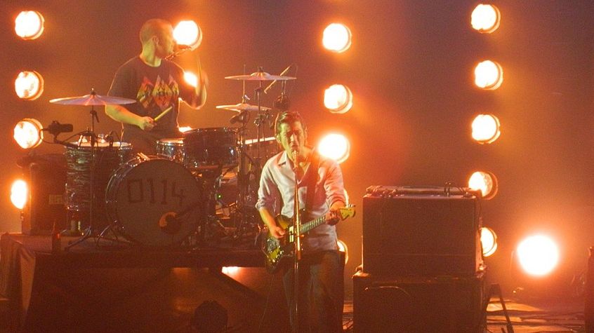 Guarda gli Arctic Monkeys debuttare una nuova canzone a Zurigo