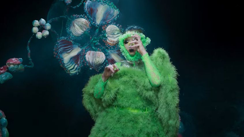 Björk condivide il primo singolo estratto dal nuovo album “Fossora”. Guarda il video di “Atopos”.