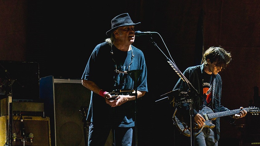 Neil Young condivide il singolo “Break The Chain” dal suo nuovo LP “World Record”