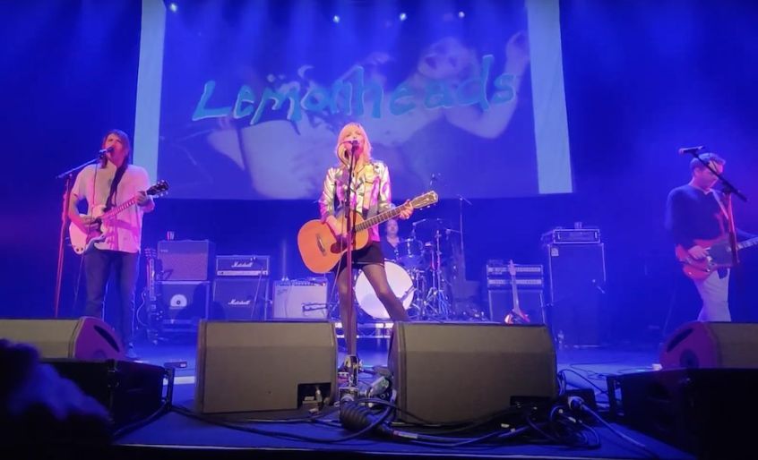 A Londra, sul palco dei Lemonheads, arriva Courtney Love: insieme eseguono “Into Your Arms”