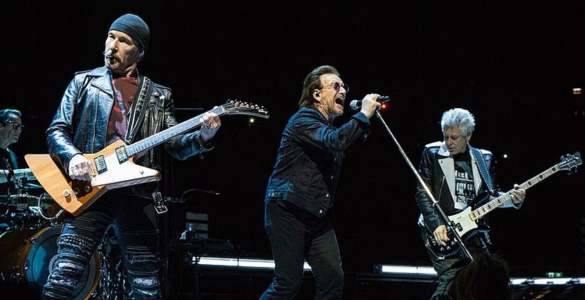 Bono, nel suo nuovo libro, torna sulla faccenda del 2014 del disco “regalato” agli utenti di iTunes: “Eravamo come Babbo Natale”