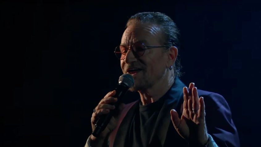 Bono da Colbert propone una suggestiva versione di “With Or Without You”