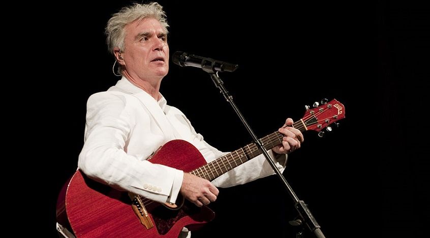 David Byrne condivide una nuova canzone festiva