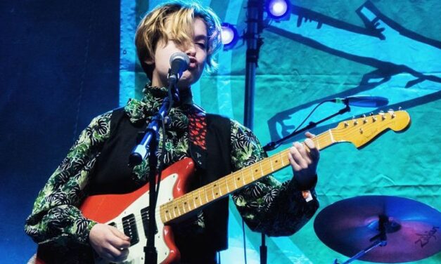 Guarda Snail Mail e Mac DeMarco suonare “This Must Be The Place” dei Talking Heads