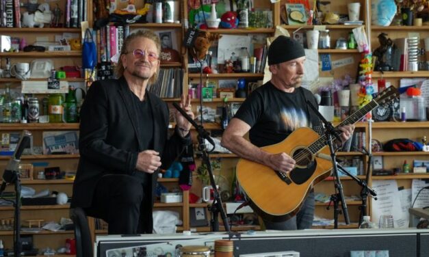 Guarda Bono e The Edge degli U2 esibirsi al Tiny Desk di NPR