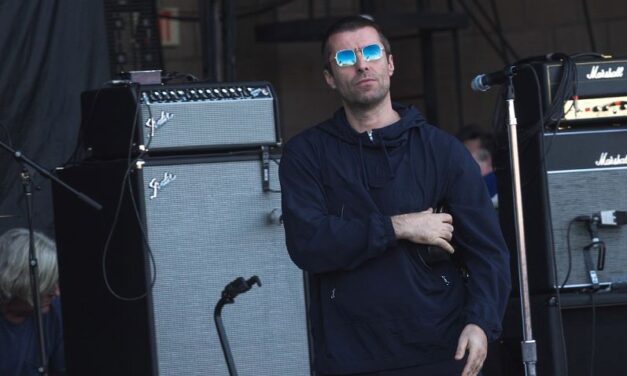 Liam Gallagher suonerà per intero dal vivo “Definitely Maybe” degli Oasis per il trentennale del disco