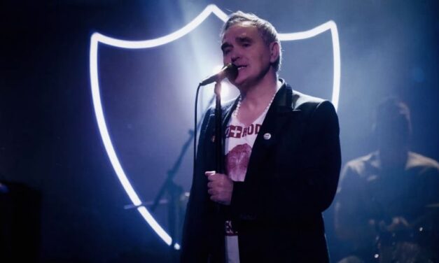 Morrissey accusa la Capitol Records di “fascismo” dopo la non pubblicazione di “Bonfire Of Teenagers”.