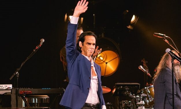 Nick Cave si cimenta in “La Vie En Rose”, canzone simbolo di Édith Piaf