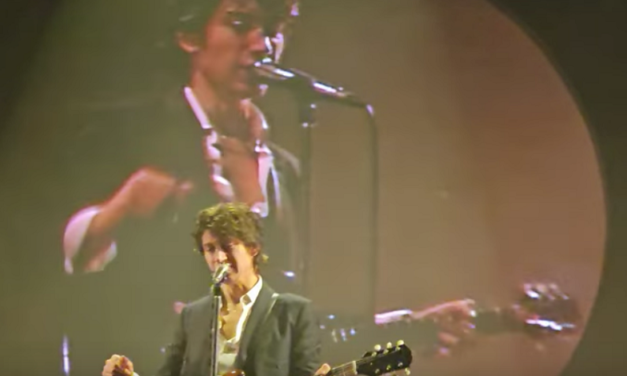 Guarda gli Arctic Monkey suonare per la prima volta dal vivo “Hello You” a Vancouver