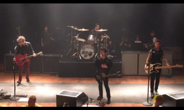 Guarda i Green Day eseguire il nuovo brano “The American Dream Is Killing Me”