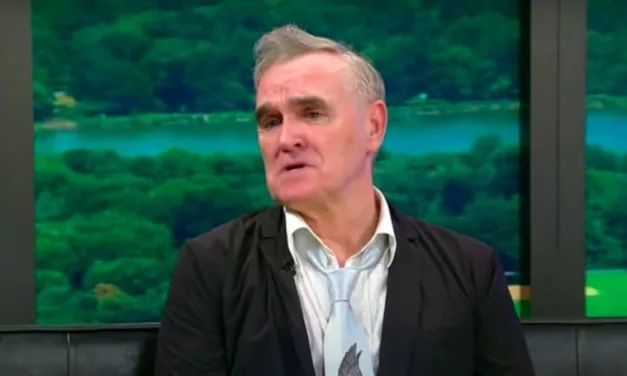 Morrissey alla TV americana parla del suo album mai uscito ed esegue “Sure Enough, The Telephone Rings”