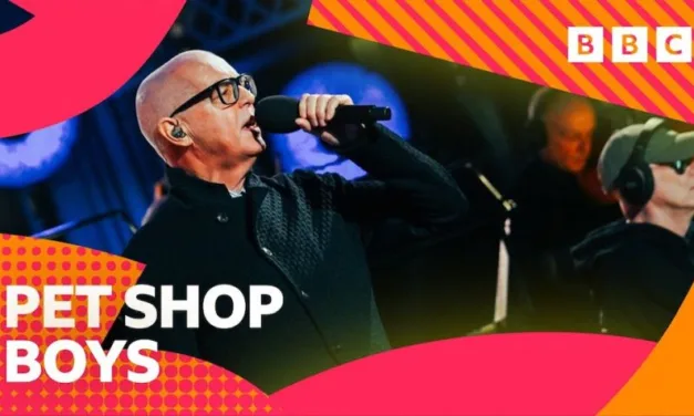 Guarda i Pet Shop Boys, con la BBC Concert Orchestra, rifare “All The Young Dudes”