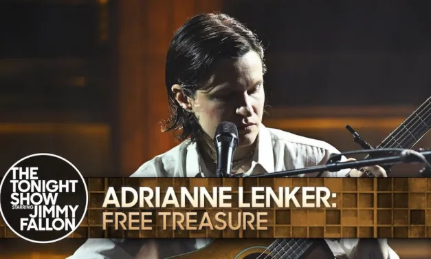 Adrianne Lenker va al Tonight Show di Jimmy Fallon per eseguire “Free Treasure”
