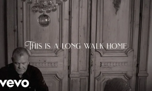 Ascolta il duetto tra Hope Sandoval e Glen Campbell in “The Long Walk Home”