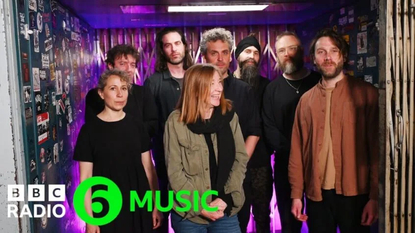Guarda Beth Gibbons suonare dal vivo “Floating On A Moment” negli studi di BBC 6 Music