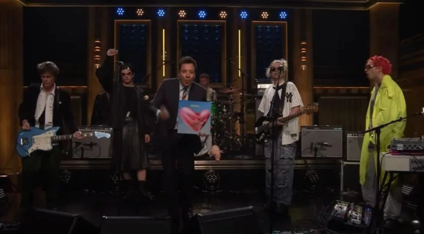 Guarda i Fontaines D.C. eseguire “Starbuster” al Tonight Show Starring Jimmy Fallon