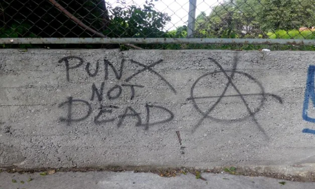 Chiedi a Settantasette se non sai come si fa [1977-2027] – Parte III: Il punk non muore mai, cambia pelle