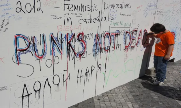 Chiedi a Settantasette se non sai come si fa [1977-2027] – Parte II: Il punk, la politica e il mercato