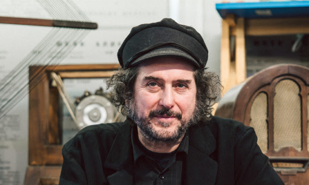 Vinicio Capossela annuncia un nuovo LP e condivide il singolo “Oltre Il Bosco”